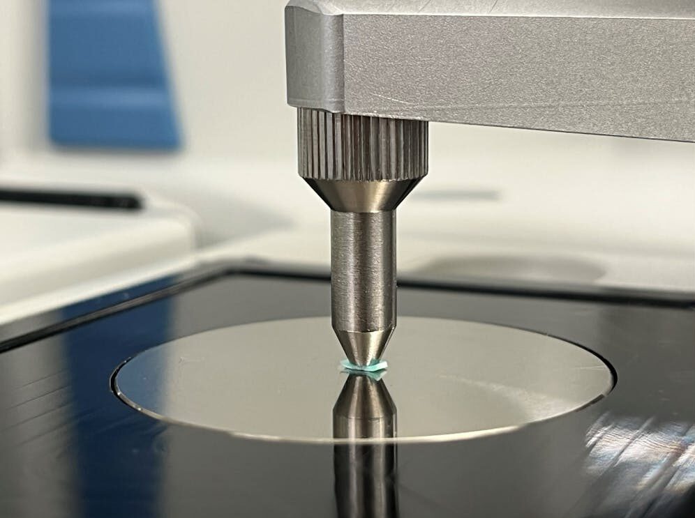 Un spectromètre infrarouge est utilisé pour mesurer la signature chimique d’un matériau Un spectromètre infrarouge est utilisé pour mesurer la signature chimique d’un matériau