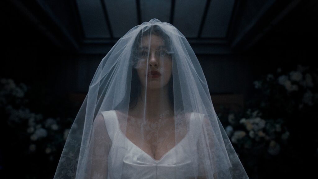 Camila Morrone brille en mariée maudite dans la série Un très mauvais pressentiment. // Source : Netflix Camila Morrone brille en mariée maudite dans la série Un très mauvais pressentiment. // Source : Netflix