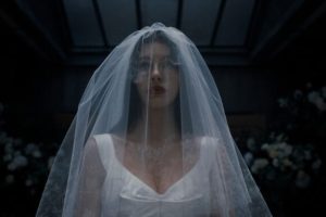 Camila Morrone brille en mariée maudite dans la série Un très mauvais pressentiment. // Source : Netflix Camila Morrone brille en mariée maudite dans la série Un très mauvais pressentiment. // Source : Netflix