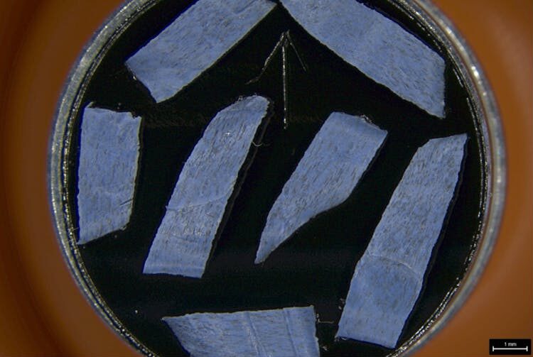 Vue microscopique de fragments de filament d’impression 3D prêts à être analysés Vue microscopique de fragments de filament d’impression 3D prêts à être analysés