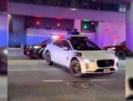 Un taxi autonome Waymo bloque une ambulance qui veut intervenir sur une fusillade à Austin. // Source : Breaking911 via X Un taxi autonome Waymo bloque une ambulance qui veut intervenir sur une fusillade à Austin. // Source : Breaking911 via X