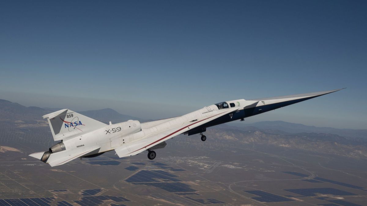 L'avion X-59 pendant son second vol. // Source : Nasa/Jim Ross ; montage Numerama L'avion X-59 pendant son second vol. // Source : Nasa/Jim Ross ; montage Numerama