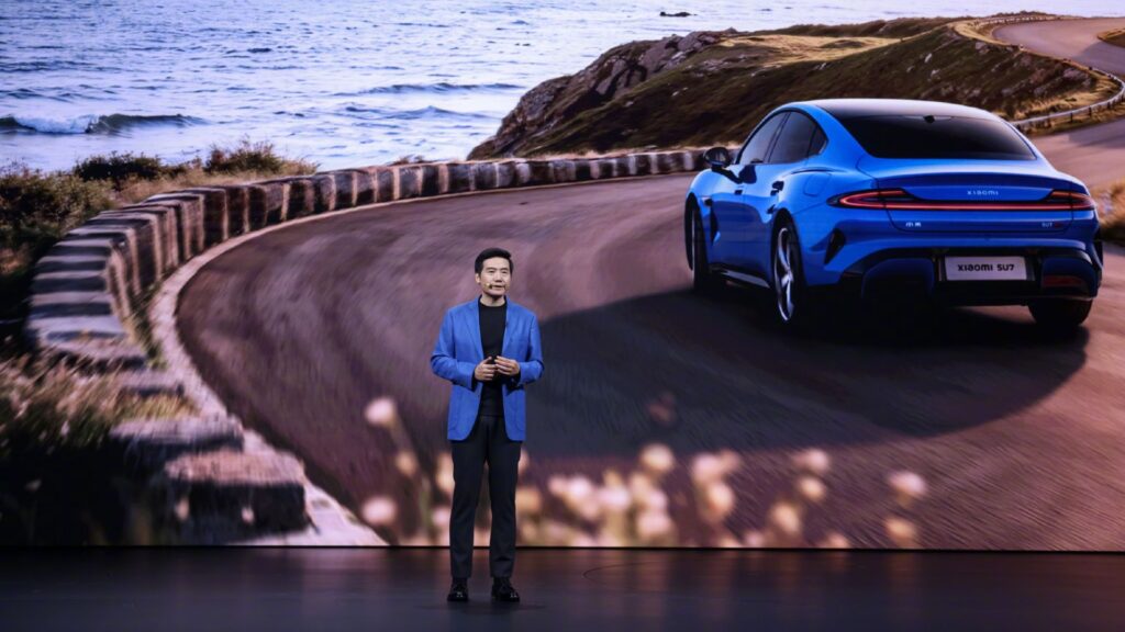 Lei Jun et la nouvelle Xiaomi SU7. // Source : Xiaomi