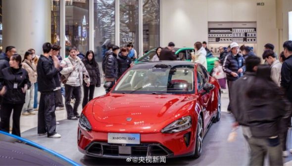 La Xiaomi SU7 en concession. // Source : CCTV via Weibo