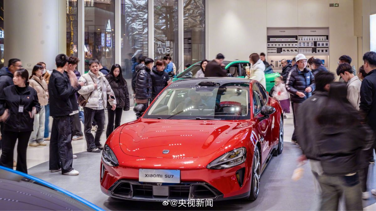 La Xiaomi SU7 en concession. // Source : CCTV via Weibo La Xiaomi SU7 en concession. // Source : CCTV via Weibo