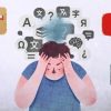 Tandis que la traduction automatique peut s'avérer être particulièrement utile en cas de lacunes en langues étrangères, celle-ci peut également frustrer celles et ceux n'ayant rien demandé. Car oui, les grandes plateformes se mettent à traduire à la volée titres, posts, commentaires, voire voix.   De quoi augmenter le temps passé sur le service et donner l’impression qu’« on comprend tout ». Sauf qu'il n'en est rien : pour beaucoup, d’un point de vue utilisateur, la traduction automatique crée un double malaise : on perd les nuances (humour, contexte politique, registres de langue…) et on ne sait pas forcément si ce qu’on lit relève de l'auteur ou d'une paraphrase algorithmique.   Sur YouTube, par exemple, des chaînes entières sont aujourd’hui doublées ou sous‑titrées par IA sans bouton clair pour revenir à l’original. Plus récemment, sur X, des posts apparaissent directement traduits dans le fil. Un changement qui n'a pas manqué de faire réagir les utilisateurs, spamés de messages initialement en japonais. Bien que moins grand public, le phénomène est également observé sur Reddit, qui donne naissance à des communautés « francisées » malgré elles. Voici comment s'en débarrasser.   Comment désactiver la traduction automatique sur les navigateurs ?   Dans cette histoire, le premier suspect est rarement le service lui‑même, mais le navigateur qui le fait parler une autre langue. Sur le web, Chrome joue ce rôle de pivot : son module Google Traduction scanne toutes les pages que vous ouvrez, de YouTube à Google Docs en passant par Reddit, et propose de les réécrire automatiquement dans la langue que vous avez choisie.  Résultat : même si YouTube ou Gmail n’ont pas, à l’origine, de traduction automatique très agressive, Chrome ajoute par‑dessus ses propres bulles « Traduire cette page », puis mémorise vos choix pour généraliser le comportement à tout un tas de sites. Tant que cette couche n’est pas désactivée, vous risquez de voir des interfaces, des titres de vidéos ou des documents entiers s’afficher dans une autre langue sans toujours comprendre d’où ça vient.   Sur Chrome :   Pour vous en débarrasser, rendez-vous sur Chrome, dans les paramètres, puis cliquez sur « Langues ». Plusieurs options s'offrent alors à vous : vous pouvez tout simplement décocher « Utiliser Google Traduction » -- pour éviter tout pop-up --, ou bien ajouter des langues dans la catégorie « Ne jamais proposer de traduire ces langues ».  Sur Firefox :   Concernant les autres navigateurs, la manoeuvre est similaire. Sur Firefox, quand la bannière « Traduire la page » apparaît, cliquez sur l’icône de roue dentée. Désactivez « Toujours proposer la traduction ».   Sur Safari :   Sur Safari, la traduction d’une page passe en général par une extension (ou par le menu « Traduire » quand on sélectionne du texte sur iOS). Si vous avez installé une extension de traduction (par exemple « Translate »), cliquez sur son icône dans la barre d’outils pour revenir à la version originale du site, ou désactivez complètement l’extension dans les réglages de Safari.  Comment désactiver la traduction automatique sur YouTube ?   Désactiver la traduction automatique sur Chrome ne vous garantit pas que cela s'applique aux autres services de la marque. C'est notamment le cas sur YouTube, qui génère des sous‑titres automatiques dans la langue de la vidéo, puis peut les traduire à la volée dans d’autres langues via l’option « Auto‑translate » du lecteur. Sans oublier le développement du doublage par IA sur la plateforme. Le souci ? Eh bien il n'existe pas de bouton global de type « ne jamais traduire / doubler ».   Gérez les sous-titres et le doublage sur YouTube  Pour retrouver un peu de contrôle, il faut donc bricoler. Premier réflexe : dans le lecteur, ouvrir le menu Audio / Piste audio et repasser systématiquement sur la piste « Originale » lorsque YouTube a sélectionné par défaut une version doublée.   Deuxième réflexe : gérer les sous‑titres via Paramètres -> Sous‑titres en choisissant soit la piste dans la langue de la vidéo, soit « Désactivé » pour couper les sous‑titres auto‑traduits qui se réactivent parfois selon les appareils. En théorie, YouTube essaie de se souvenir de vos réglages audio et de sous‑titres, mais en pratique il faut vérifier régulièrement -- surtout quand vous changez d’appareil ou que la plateforme décide soudain de vous servir la version doublée.   Installez des extensions  Sur ordinateur, les personnes qui veulent revenir à un YouTube « brut » n’ont souvent pas d’autre choix que d’installer des extensions capables de restaurer les titres et descriptions originaux et de bloquer autant que possible les traductions automatiques ajoutées dans la page. C'est notamment le cas de yt-anti-translate, disponible sur GitHub. Dernier levier, un peu radical : changer la langue de YouTube et de son compte Google (par exemple en basculant toute l’interface en anglais) pour réduire la pression à tout traduire vers le français, au prix d’un site qui n’est plus localisé.  Comment désactiver la traduction automatique sur les réseaux sociaux ?   Sur Instagram :   La traduction automatique s'invite également, à divers degrés, dans les réseaux sociaux. Instagram présente la traduction IA (légendes et voix) comme un simple prolongement de la langue de l’interface, et non comme une fonction séparée que l’on pourrait facilement désactiver. Ce n'est, à ce stade, que possible en allant sur un Reel dans une autre langue, puis en cliquant sur les "...". Choisissez alors « Traductions », puis décochez l'option traduire la voix. Autre solution : changer radicalement la langue de l’app (par exemple en la passant en anglais), ce qui réduit les traductions vers le français mais au prix d’une interface qui n’est plus localisée.  Sur Facebook :   Du côté de Facebook, c’est celui qui joue le plus franc jeu. Dans les paramètres « Langue et région », on peut lister les langues pour lesquelles on ne veut plus qu’on nous propose de traduction, par exemple l’anglais ou l’espagnol. Résultat : les posts dans ces langues restent en version originale et le bouton « Voir la traduction » disparaît souvent. En revanche, il n’existe pas de bouton global du type « ne jamais traduire aucun post », ce qui oblige à paramétrer langue par langue.  Sur TikTok :   Sur TikTok, l’app traduit automatiquement une partie des légendes et commentaires en fonction de la langue de l’interface. Les options sont cachées dans « Paramètres et confidentialité », puis « Langue » ou « Préférences de contenu ». Vous aurez alors une case « Toujours traduire les publications » -- ainsi que la possibilité de sélectionner des langues que vous ne souhaitez pas voir traduites.   Sur X :   Sur X, depuis le virage d'Elon Musk visant à pousser du contenu automatiquement traduit par Grok, de nombreux utilisateurs se demandent comment éviter cela. Dans les faits, il est bien possible de définir des langues « préférées » et des langues comprises, ce qui devrait, en théorie, réduire le recours à la traduction. En pratique, même après avoir indiqué que l’on lit très bien l’anglais ou l’espagnol, une grande partie de ces messages continue d’apparaître en français, avec un simple lien discret pour afficher le texte original.  Plus généralement, les chemins précis des menus peuvent légèrement varier selon les versions des applications (iOS, Android, web) et les mises à jour, mais les principes restent les mêmes : aller dans les réglages de langue, désactiver les propositions de traduction et remplir les listes « ne jamais traduire » quand elles existent. // Source : Numerama / Google / X / TikTok