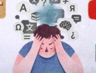Tandis que la traduction automatique peut s'avérer être particulièrement utile en cas de lacunes en langues étrangères, celle-ci peut également frustrer celles et ceux n'ayant rien demandé. Car oui, les grandes plateformes se mettent à traduire à la volée titres, posts, commentaires, voire voix. De quoi augmenter le temps passé sur le service et donner l’impression qu’« on comprend tout ». Sauf qu'il n'en est rien : pour beaucoup, d’un point de vue utilisateur, la traduction automatique crée un double malaise : on perd les nuances (humour, contexte politique, registres de langue…) et on ne sait pas forcément si ce qu’on lit relève de l'auteur ou d'une paraphrase algorithmique. Sur YouTube, par exemple, des chaînes entières sont aujourd’hui doublées ou sous‑titrées par IA sans bouton clair pour revenir à l’original. Plus récemment, sur X, des posts apparaissent directement traduits dans le fil. Un changement qui n'a pas manqué de faire réagir les utilisateurs, spamés de messages initialement en japonais. Bien que moins grand public, le phénomène est également observé sur Reddit, qui donne naissance à des communautés « francisées » malgré elles. Voici comment s'en débarrasser. Comment désactiver la traduction automatique sur les navigateurs ? Dans cette histoire, le premier suspect est rarement le service lui‑même, mais le navigateur qui le fait parler une autre langue. Sur le web, Chrome joue ce rôle de pivot : son module Google Traduction scanne toutes les pages que vous ouvrez, de YouTube à Google Docs en passant par Reddit, et propose de les réécrire automatiquement dans la langue que vous avez choisie. Résultat : même si YouTube ou Gmail n’ont pas, à l’origine, de traduction automatique très agressive, Chrome ajoute par‑dessus ses propres bulles « Traduire cette page », puis mémorise vos choix pour généraliser le comportement à tout un tas de sites. Tant que cette couche n’est pas désactivée, vous risquez de voir des interfaces, des titres de vidéos ou des documents entiers s’afficher dans une autre langue sans toujours comprendre d’où ça vient. Sur Chrome : Pour vous en débarrasser, rendez-vous sur Chrome, dans les paramètres, puis cliquez sur « Langues ». Plusieurs options s'offrent alors à vous : vous pouvez tout simplement décocher « Utiliser Google Traduction » -- pour éviter tout pop-up --, ou bien ajouter des langues dans la catégorie « Ne jamais proposer de traduire ces langues ». Sur Firefox : Concernant les autres navigateurs, la manoeuvre est similaire. Sur Firefox, quand la bannière « Traduire la page » apparaît, cliquez sur l’icône de roue dentée. Désactivez « Toujours proposer la traduction ». Sur Safari : Sur Safari, la traduction d’une page passe en général par une extension (ou par le menu « Traduire » quand on sélectionne du texte sur iOS). Si vous avez installé une extension de traduction (par exemple « Translate »), cliquez sur son icône dans la barre d’outils pour revenir à la version originale du site, ou désactivez complètement l’extension dans les réglages de Safari. Comment désactiver la traduction automatique sur YouTube ? Désactiver la traduction automatique sur Chrome ne vous garantit pas que cela s'applique aux autres services de la marque. C'est notamment le cas sur YouTube, qui génère des sous‑titres automatiques dans la langue de la vidéo, puis peut les traduire à la volée dans d’autres langues via l’option « Auto‑translate » du lecteur. Sans oublier le développement du doublage par IA sur la plateforme. Le souci ? Eh bien il n'existe pas de bouton global de type « ne jamais traduire / doubler ». Gérez les sous-titres et le doublage sur YouTube Pour retrouver un peu de contrôle, il faut donc bricoler. Premier réflexe : dans le lecteur, ouvrir le menu Audio / Piste audio et repasser systématiquement sur la piste « Originale » lorsque YouTube a sélectionné par défaut une version doublée. Deuxième réflexe : gérer les sous‑titres via Paramètres -> Sous‑titres en choisissant soit la piste dans la langue de la vidéo, soit « Désactivé » pour couper les sous‑titres auto‑traduits qui se réactivent parfois selon les appareils. En théorie, YouTube essaie de se souvenir de vos réglages audio et de sous‑titres, mais en pratique il faut vérifier régulièrement -- surtout quand vous changez d’appareil ou que la plateforme décide soudain de vous servir la version doublée. Installez des extensions Sur ordinateur, les personnes qui veulent revenir à un YouTube « brut » n’ont souvent pas d’autre choix que d’installer des extensions capables de restaurer les titres et descriptions originaux et de bloquer autant que possible les traductions automatiques ajoutées dans la page. C'est notamment le cas de yt-anti-translate, disponible sur GitHub. Dernier levier, un peu radical : changer la langue de YouTube et de son compte Google (par exemple en basculant toute l’interface en anglais) pour réduire la pression à tout traduire vers le français, au prix d’un site qui n’est plus localisé. Comment désactiver la traduction automatique sur les réseaux sociaux ? Sur Instagram : La traduction automatique s'invite également, à divers degrés, dans les réseaux sociaux. Instagram présente la traduction IA (légendes et voix) comme un simple prolongement de la langue de l’interface, et non comme une fonction séparée que l’on pourrait facilement désactiver. Ce n'est, à ce stade, que possible en allant sur un Reel dans une autre langue, puis en cliquant sur les "...". Choisissez alors « Traductions », puis décochez l'option traduire la voix. Autre solution : changer radicalement la langue de l’app (par exemple en la passant en anglais), ce qui réduit les traductions vers le français mais au prix d’une interface qui n’est plus localisée. Sur Facebook : Du côté de Facebook, c’est celui qui joue le plus franc jeu. Dans les paramètres « Langue et région », on peut lister les langues pour lesquelles on ne veut plus qu’on nous propose de traduction, par exemple l’anglais ou l’espagnol. Résultat : les posts dans ces langues restent en version originale et le bouton « Voir la traduction » disparaît souvent. En revanche, il n’existe pas de bouton global du type « ne jamais traduire aucun post », ce qui oblige à paramétrer langue par langue. Sur TikTok : Sur TikTok, l’app traduit automatiquement une partie des légendes et commentaires en fonction de la langue de l’interface. Les options sont cachées dans « Paramètres et confidentialité », puis « Langue » ou « Préférences de contenu ». Vous aurez alors une case « Toujours traduire les publications » -- ainsi que la possibilité de sélectionner des langues que vous ne souhaitez pas voir traduites. Sur X : Sur X, depuis le virage d'Elon Musk visant à pousser du contenu automatiquement traduit par Grok, de nombreux utilisateurs se demandent comment éviter cela. Dans les faits, il est bien possible de définir des langues « préférées » et des langues comprises, ce qui devrait, en théorie, réduire le recours à la traduction. En pratique, même après avoir indiqué que l’on lit très bien l’anglais ou l’espagnol, une grande partie de ces messages continue d’apparaître en français, avec un simple lien discret pour afficher le texte original. Plus généralement, les chemins précis des menus peuvent légèrement varier selon les versions des applications (iOS, Android, web) et les mises à jour, mais les principes restent les mêmes : aller dans les réglages de langue, désactiver les propositions de traduction et remplir les listes « ne jamais traduire » quand elles existent. // Source : Numerama / Google / X / TikTok Tandis que la traduction automatique peut s'avérer être particulièrement utile en cas de lacunes en langues étrangères, celle-ci peut également frustrer celles et ceux n'ayant rien demandé. Car oui, les grandes plateformes se mettent à traduire à la volée titres, posts, commentaires, voire voix. De quoi augmenter le temps passé sur le service et donner l’impression qu’« on comprend tout ». Sauf qu'il n'en est rien : pour beaucoup, d’un point de vue utilisateur, la traduction automatique crée un double malaise : on perd les nuances (humour, contexte politique, registres de langue…) et on ne sait pas forcément si ce qu’on lit relève de l'auteur ou d'une paraphrase algorithmique. Sur YouTube, par exemple, des chaînes entières sont aujourd’hui doublées ou sous‑titrées par IA sans bouton clair pour revenir à l’original. Plus récemment, sur X, des posts apparaissent directement traduits dans le fil. Un changement qui n'a pas manqué de faire réagir les utilisateurs, spamés de messages initialement en japonais. Bien que moins grand public, le phénomène est également observé sur Reddit, qui donne naissance à des communautés « francisées » malgré elles. Voici comment s'en débarrasser. Comment désactiver la traduction automatique sur les navigateurs ? Dans cette histoire, le premier suspect est rarement le service lui‑même, mais le navigateur qui le fait parler une autre langue. Sur le web, Chrome joue ce rôle de pivot : son module Google Traduction scanne toutes les pages que vous ouvrez, de YouTube à Google Docs en passant par Reddit, et propose de les réécrire automatiquement dans la langue que vous avez choisie. Résultat : même si YouTube ou Gmail n’ont pas, à l’origine, de traduction automatique très agressive, Chrome ajoute par‑dessus ses propres bulles « Traduire cette page », puis mémorise vos choix pour généraliser le comportement à tout un tas de sites. Tant que cette couche n’est pas désactivée, vous risquez de voir des interfaces, des titres de vidéos ou des documents entiers s’afficher dans une autre langue sans toujours comprendre d’où ça vient. Sur Chrome : Pour vous en débarrasser, rendez-vous sur Chrome, dans les paramètres, puis cliquez sur « Langues ». Plusieurs options s'offrent alors à vous : vous pouvez tout simplement décocher « Utiliser Google Traduction » -- pour éviter tout pop-up --, ou bien ajouter des langues dans la catégorie « Ne jamais proposer de traduire ces langues ». Sur Firefox : Concernant les autres navigateurs, la manoeuvre est similaire. Sur Firefox, quand la bannière « Traduire la page » apparaît, cliquez sur l’icône de roue dentée. Désactivez « Toujours proposer la traduction ». Sur Safari : Sur Safari, la traduction d’une page passe en général par une extension (ou par le menu « Traduire » quand on sélectionne du texte sur iOS). Si vous avez installé une extension de traduction (par exemple « Translate »), cliquez sur son icône dans la barre d’outils pour revenir à la version originale du site, ou désactivez complètement l’extension dans les réglages de Safari. Comment désactiver la traduction automatique sur YouTube ? Désactiver la traduction automatique sur Chrome ne vous garantit pas que cela s'applique aux autres services de la marque. C'est notamment le cas sur YouTube, qui génère des sous‑titres automatiques dans la langue de la vidéo, puis peut les traduire à la volée dans d’autres langues via l’option « Auto‑translate » du lecteur. Sans oublier le développement du doublage par IA sur la plateforme. Le souci ? Eh bien il n'existe pas de bouton global de type « ne jamais traduire / doubler ». Gérez les sous-titres et le doublage sur YouTube Pour retrouver un peu de contrôle, il faut donc bricoler. Premier réflexe : dans le lecteur, ouvrir le menu Audio / Piste audio et repasser systématiquement sur la piste « Originale » lorsque YouTube a sélectionné par défaut une version doublée. Deuxième réflexe : gérer les sous‑titres via Paramètres -> Sous‑titres en choisissant soit la piste dans la langue de la vidéo, soit « Désactivé » pour couper les sous‑titres auto‑traduits qui se réactivent parfois selon les appareils. En théorie, YouTube essaie de se souvenir de vos réglages audio et de sous‑titres, mais en pratique il faut vérifier régulièrement -- surtout quand vous changez d’appareil ou que la plateforme décide soudain de vous servir la version doublée. Installez des extensions Sur ordinateur, les personnes qui veulent revenir à un YouTube « brut » n’ont souvent pas d’autre choix que d’installer des extensions capables de restaurer les titres et descriptions originaux et de bloquer autant que possible les traductions automatiques ajoutées dans la page. C'est notamment le cas de yt-anti-translate, disponible sur GitHub. Dernier levier, un peu radical : changer la langue de YouTube et de son compte Google (par exemple en basculant toute l’interface en anglais) pour réduire la pression à tout traduire vers le français, au prix d’un site qui n’est plus localisé. Comment désactiver la traduction automatique sur les réseaux sociaux ? Sur Instagram : La traduction automatique s'invite également, à divers degrés, dans les réseaux sociaux. Instagram présente la traduction IA (légendes et voix) comme un simple prolongement de la langue de l’interface, et non comme une fonction séparée que l’on pourrait facilement désactiver. Ce n'est, à ce stade, que possible en allant sur un Reel dans une autre langue, puis en cliquant sur les "...". Choisissez alors « Traductions », puis décochez l'option traduire la voix. Autre solution : changer radicalement la langue de l’app (par exemple en la passant en anglais), ce qui réduit les traductions vers le français mais au prix d’une interface qui n’est plus localisée. Sur Facebook : Du côté de Facebook, c’est celui qui joue le plus franc jeu. Dans les paramètres « Langue et région », on peut lister les langues pour lesquelles on ne veut plus qu’on nous propose de traduction, par exemple l’anglais ou l’espagnol. Résultat : les posts dans ces langues restent en version originale et le bouton « Voir la traduction » disparaît souvent. En revanche, il n’existe pas de bouton global du type « ne jamais traduire aucun post », ce qui oblige à paramétrer langue par langue. Sur TikTok : Sur TikTok, l’app traduit automatiquement une partie des légendes et commentaires en fonction de la langue de l’interface. Les options sont cachées dans « Paramètres et confidentialité », puis « Langue » ou « Préférences de contenu ». Vous aurez alors une case « Toujours traduire les publications » -- ainsi que la possibilité de sélectionner des langues que vous ne souhaitez pas voir traduites. Sur X : Sur X, depuis le virage d'Elon Musk visant à pousser du contenu automatiquement traduit par Grok, de nombreux utilisateurs se demandent comment éviter cela. Dans les faits, il est bien possible de définir des langues « préférées » et des langues comprises, ce qui devrait, en théorie, réduire le recours à la traduction. En pratique, même après avoir indiqué que l’on lit très bien l’anglais ou l’espagnol, une grande partie de ces messages continue d’apparaître en français, avec un simple lien discret pour afficher le texte original. Plus généralement, les chemins précis des menus peuvent légèrement varier selon les versions des applications (iOS, Android, web) et les mises à jour, mais les principes restent les mêmes : aller dans les réglages de langue, désactiver les propositions de traduction et remplir les listes « ne jamais traduire » quand elles existent. // Source : Numerama / Google / X / TikTok