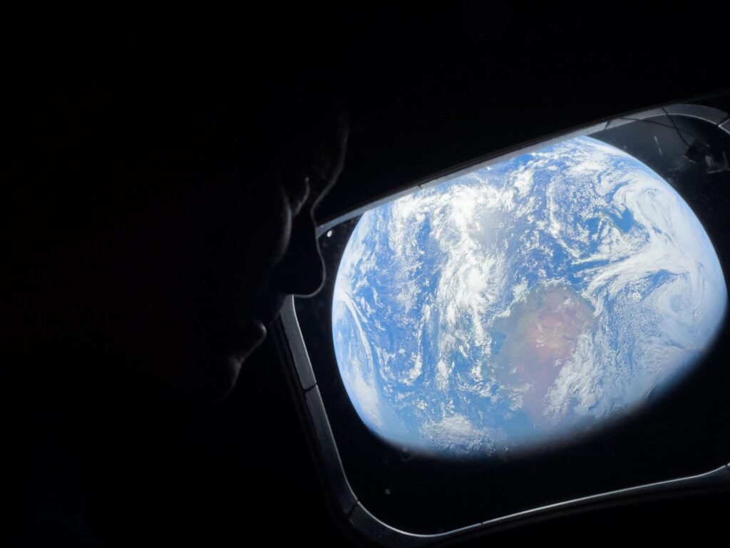Selfie pris avec un iPhone 17 Pro Max dans l'espace lors de la mission Artemis II.
