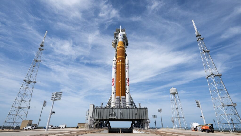 La fusée SLS, le 31 mars 2026, prête à partir. // Source : Flickr/Nasa HQ Photo (image recadrée)