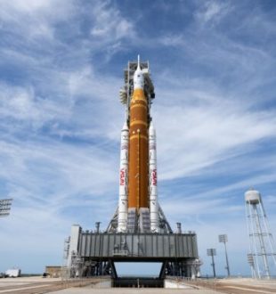 La fusée SLS, le 31 mars 2026, prête à partir. // Source : Flickr/Nasa HQ Photo (image recadrée) La fusée SLS, le 31 mars 2026, prête à partir. // Source : Flickr/Nasa HQ Photo (image recadrée)