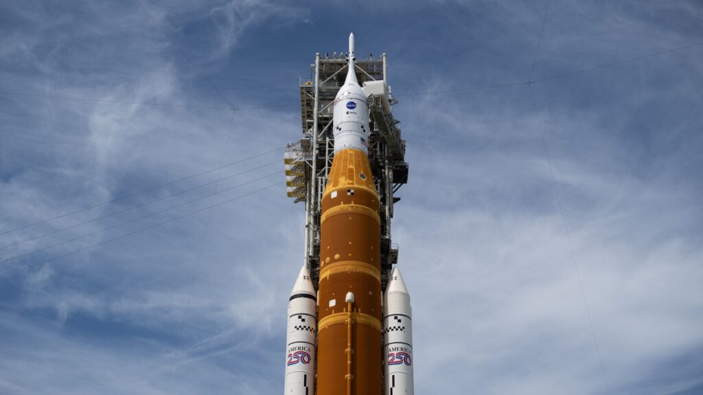 La fusée d'Artémis II, sur le pas de tir. // Source : Flickr/CC/Nasa HQ Photo (image recadrée) La fusée d'Artémis II, sur le pas de tir. // Source : Flickr/CC/Nasa HQ Photo (image recadrée)