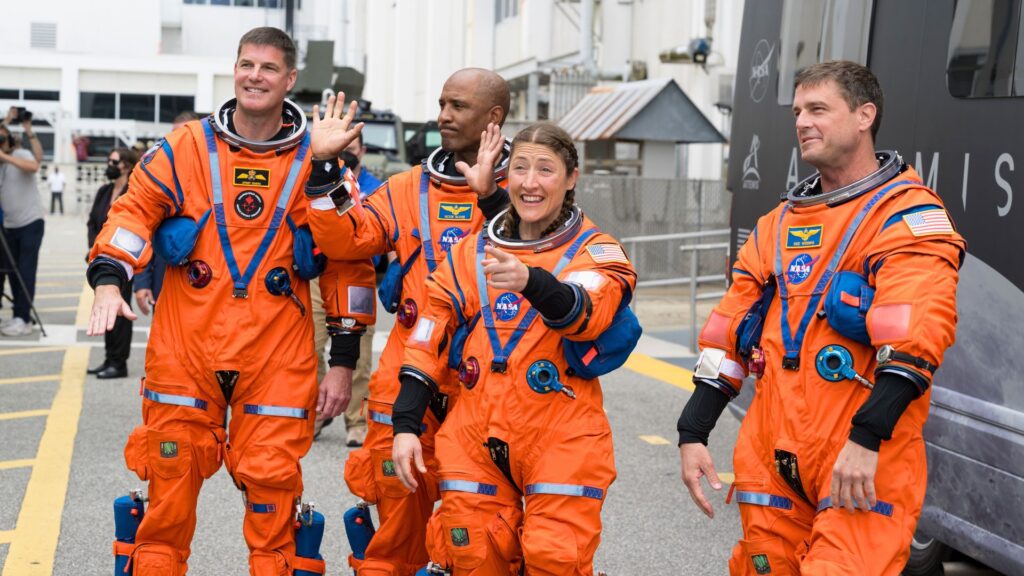 Les 4 astronautes, prêts à monter dans la capsule. // Source : Flickr/Nasa HQ Photo (image recadrée)