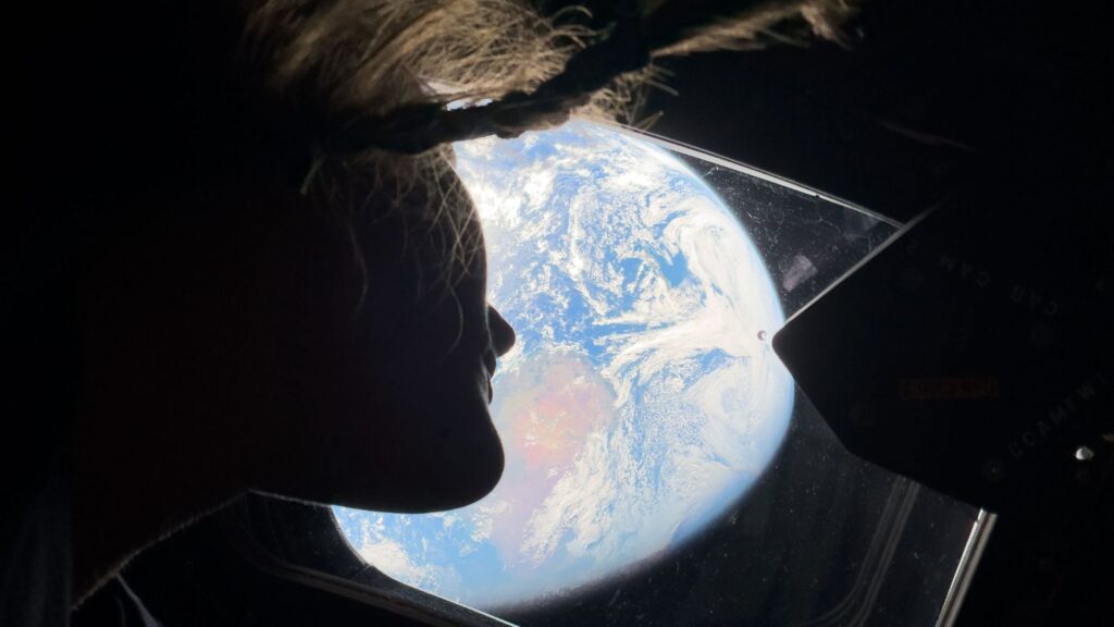 Christina Koch contemple la Terre pendant la mission Artémis II. // Source : Flickr/Nasa Johnson (image recadrée)