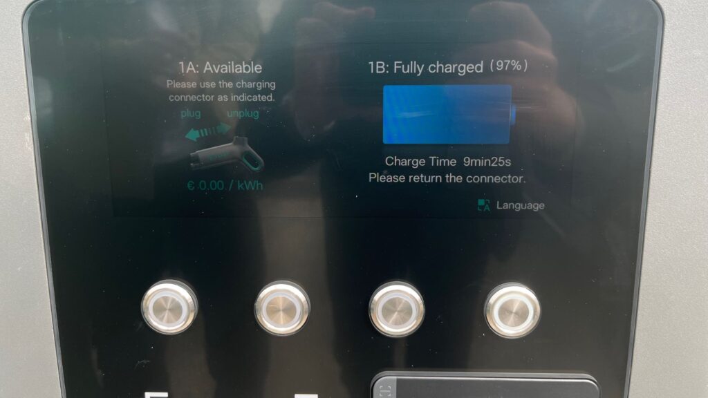La recharge Flash Charging de BYD impressionne. // Source : Robin San Vicente pour Numerama La recharge Flash Charging de BYD impressionne. // Source : Robin San Vicente pour Numerama