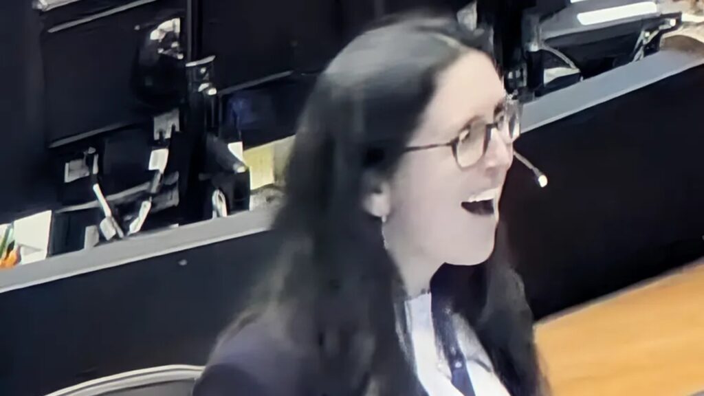 Kelsey Young, ravie à l'annonce des micrométéorites. Kelsey Young, ravie à l'annonce des micrométéorites.