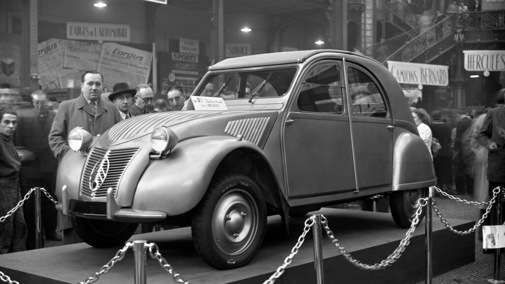 La Citroën 2CV au salon de Paris 1948. // Source : DR La Citroën 2CV au salon de Paris 1948. // Source : DR