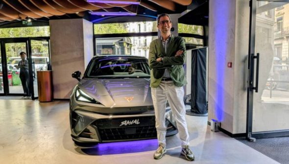 Cupra Raval avec Pedro Fondevilla (directeur France Seat & Cupra) // Source : Raphaelle Baut pour Numerama Cupra Raval avec Pedro Fondevilla (directeur France Seat & Cupra) // Source : Raphaelle Baut pour Numerama