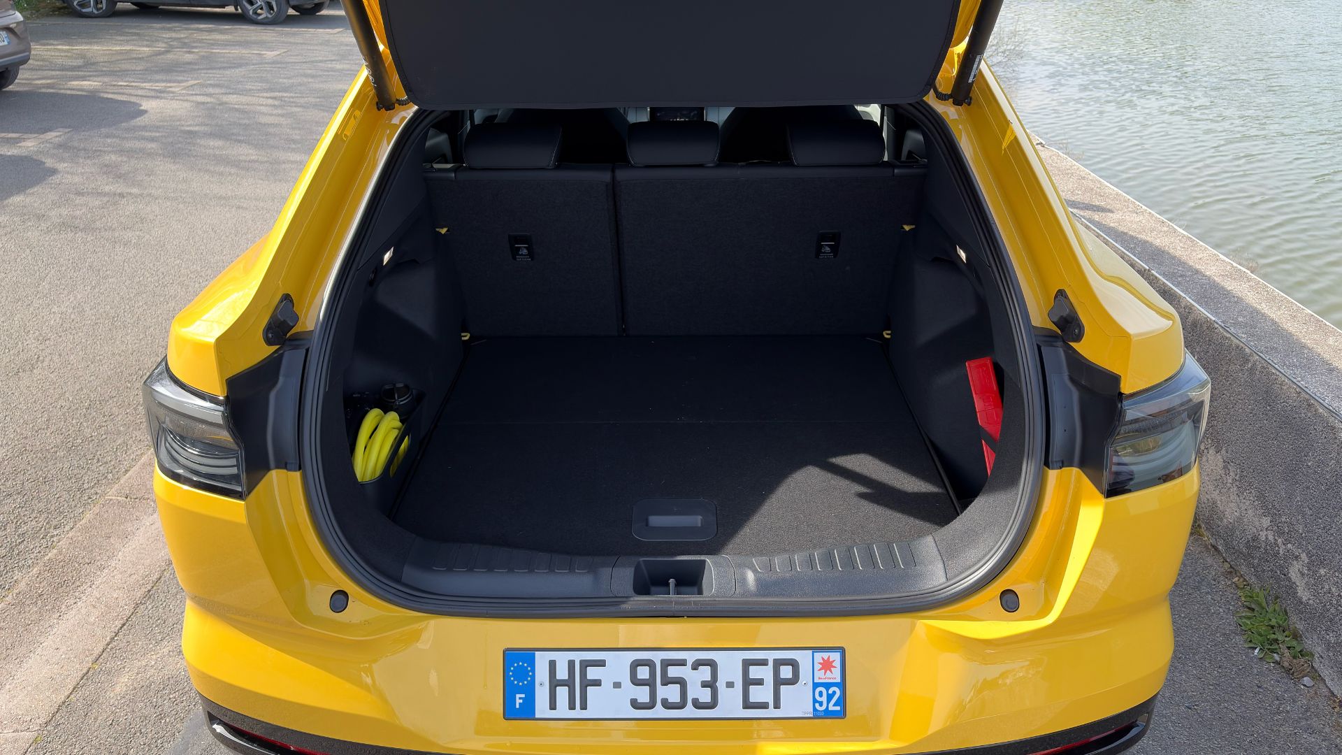 Le coffre du Capri culmine à 572 litres.