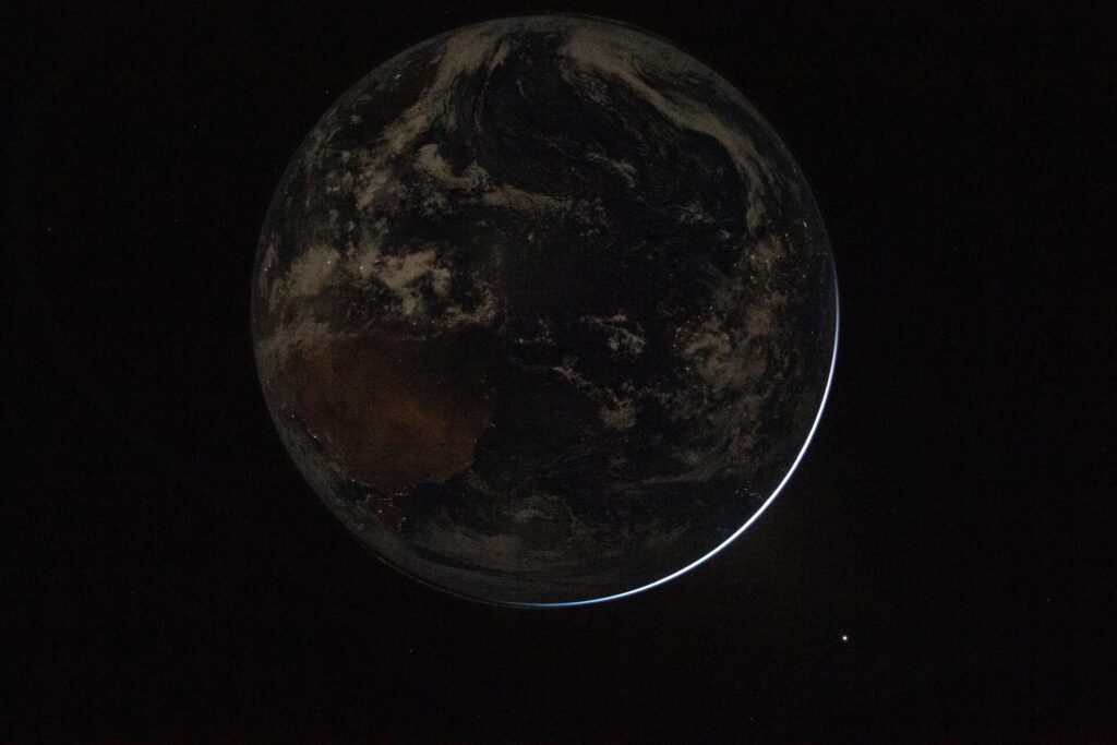 La Terre par l'équipage d'Artemis II. La Terre par l'équipage d'Artemis II.