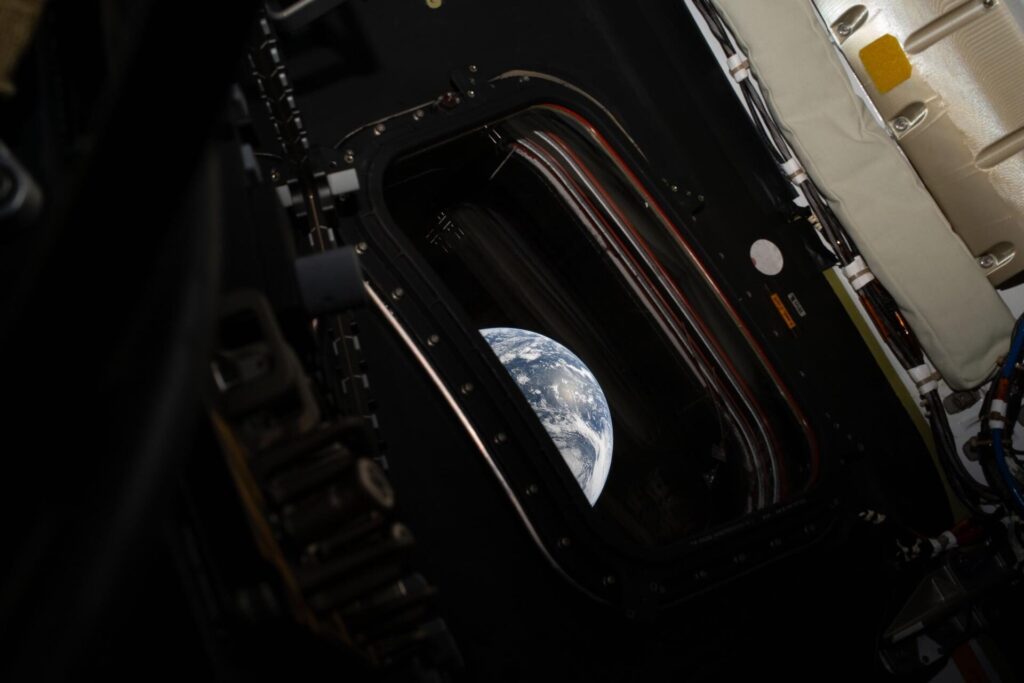 La Terre à travers un hublot : wow. // Source : Nasa La Terre à travers un hublot : wow. // Source : Nasa
