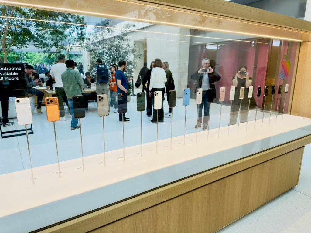 18 générations d'iPhone dans une vitrine de l'Apple Park. 18 générations d'iPhone dans une vitrine de l'Apple Park.