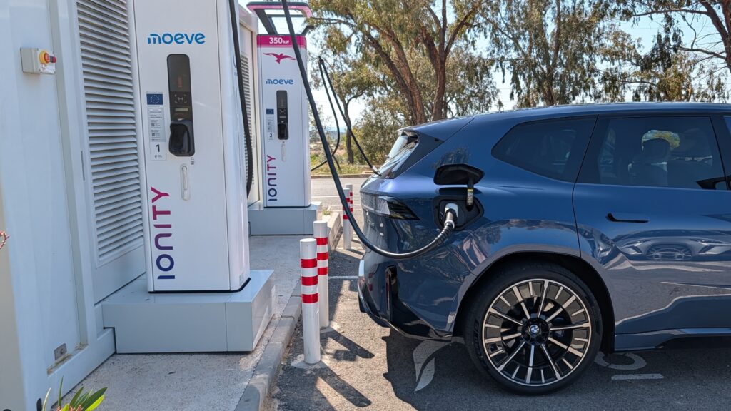 Station Ionity lors de l'essai BMW iX3 // Source : Raphaelle Baut pour Numerama Station Ionity lors de l'essai BMW iX3 // Source : Raphaelle Baut pour Numerama