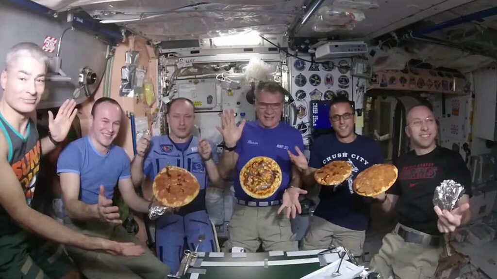 iss20_food_making_pizzas_on_iss iss20_food_making_pizzas_on_iss