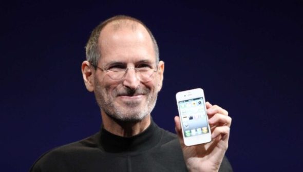 Steve Jobs et l'iPhone 4 blanc. // Source : Wikipedia Commons Steve Jobs et l'iPhone 4 blanc. // Source : Wikipedia Commons