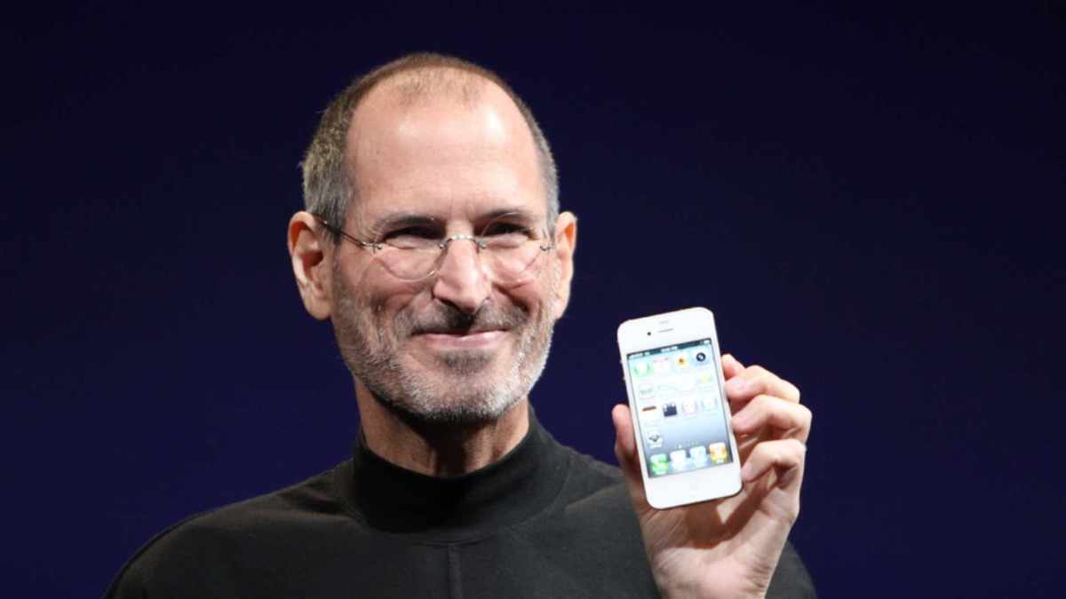 Steve Jobs et l'iPhone 4 blanc. // Source : Wikipedia Commons Steve Jobs et l'iPhone 4 blanc. // Source : Wikipedia Commons