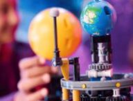La Planète Terre et la Lune en Orbite // Source : Lego