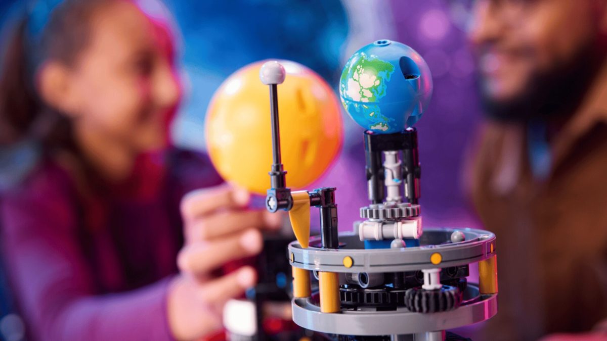 La Planète Terre et la Lune en Orbite // Source : Lego