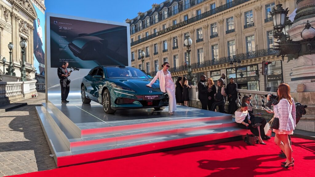 Les influenceurs monopolisaient les Z9GT exposées  // Source : Raphaelle Baut pour Numerama