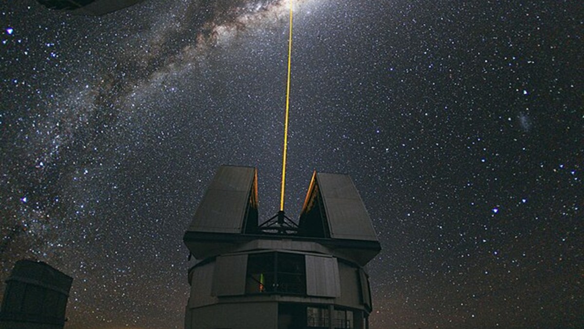 Un laser émis par le VLT pour observer la Voie Lactée. // Source : ESO Un laser émis par le VLT pour observer la Voie Lactée. // Source : ESO