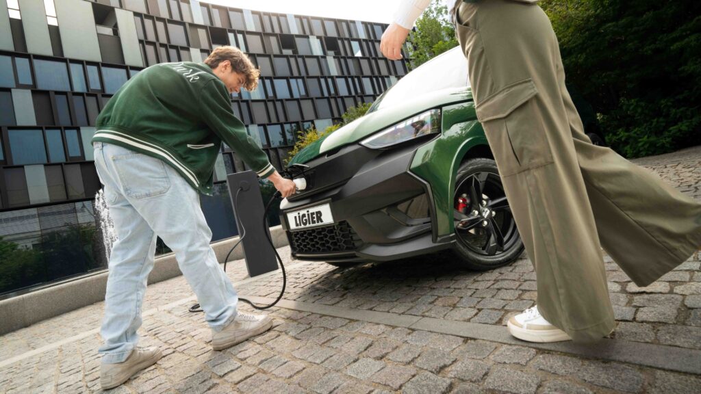 Ligier permet de se charger sur les bornes avec un câble Type 2 // Source : Ligier Ligier permet de se charger sur les bornes avec un câble Type 2 // Source : Ligier