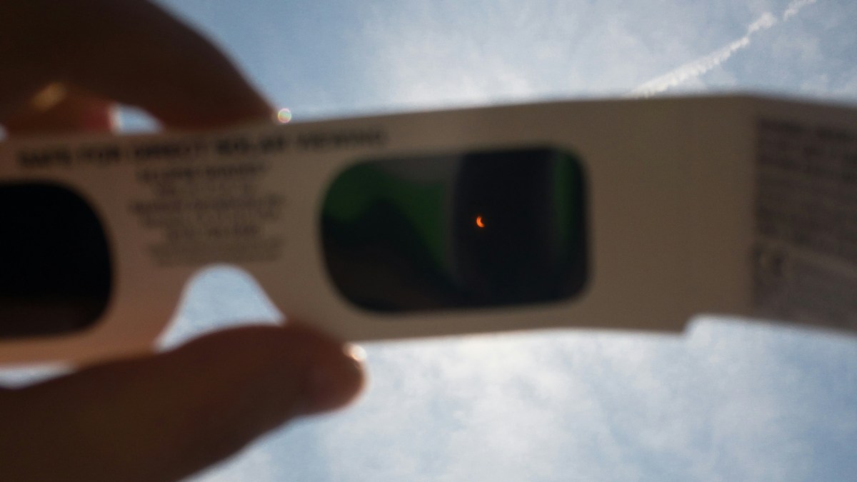 Lunettes éclipse solaire // Source : Jason Howell, Unsplash