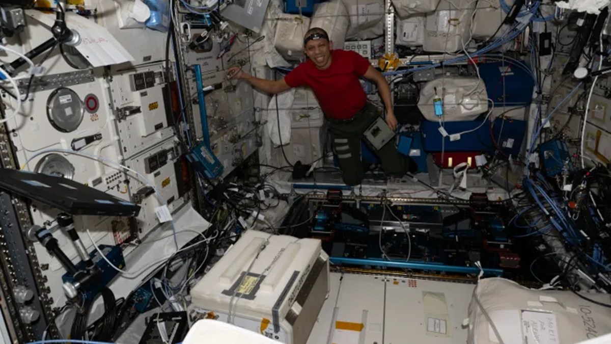 Chris Williams de la Nasa, avec des ordinateurs HP à déballer. Source : Nasa Chris Williams de la Nasa, avec des ordinateurs HP à déballer. Source : Nasa