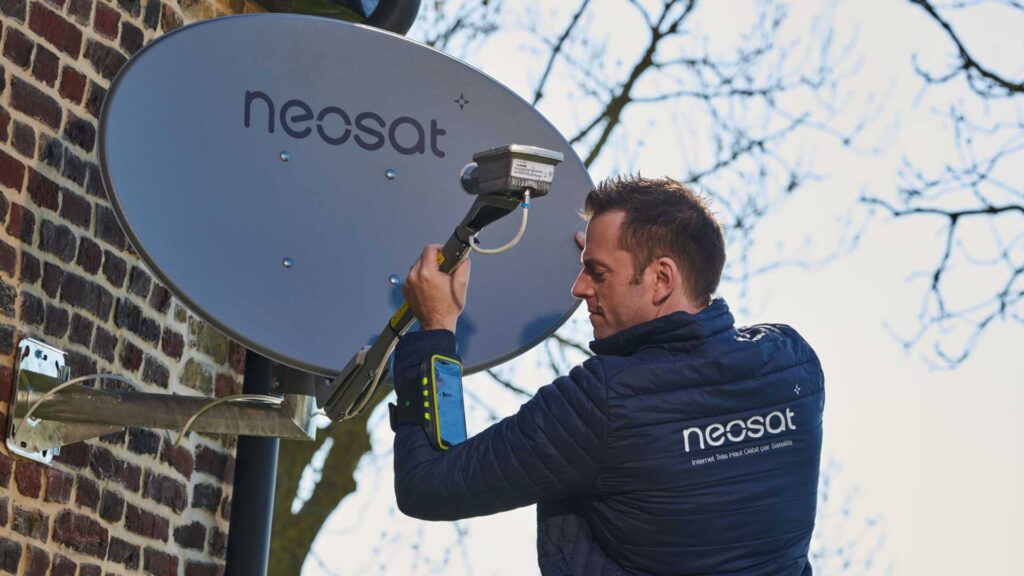 L'antenne peut être installée par vous-même, ou par un professionnel partenaire L'antenne peut être installée par vous-même, ou par un professionnel partenaire