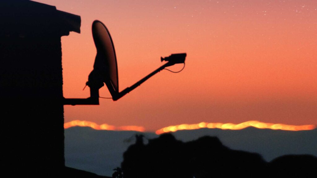 La connexion est permanente car le satellite est géostationnaire La connexion est permanente car le satellite est géostationnaire