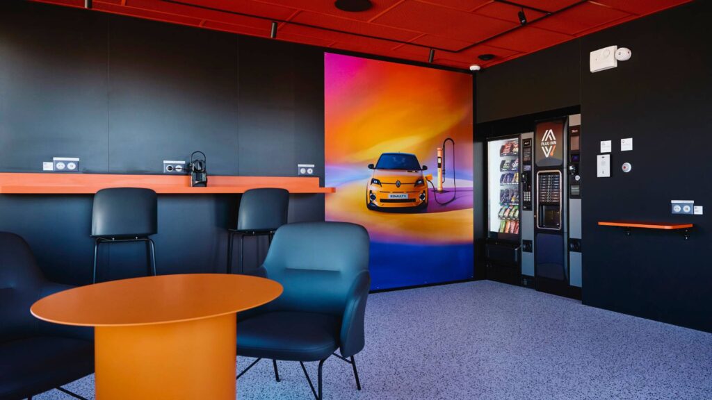 Lounge d'une station Plug Inn (ex-Mobilize) // Source : Renault Lounge d'une station Plug Inn (ex-Mobilize) // Source : Renault