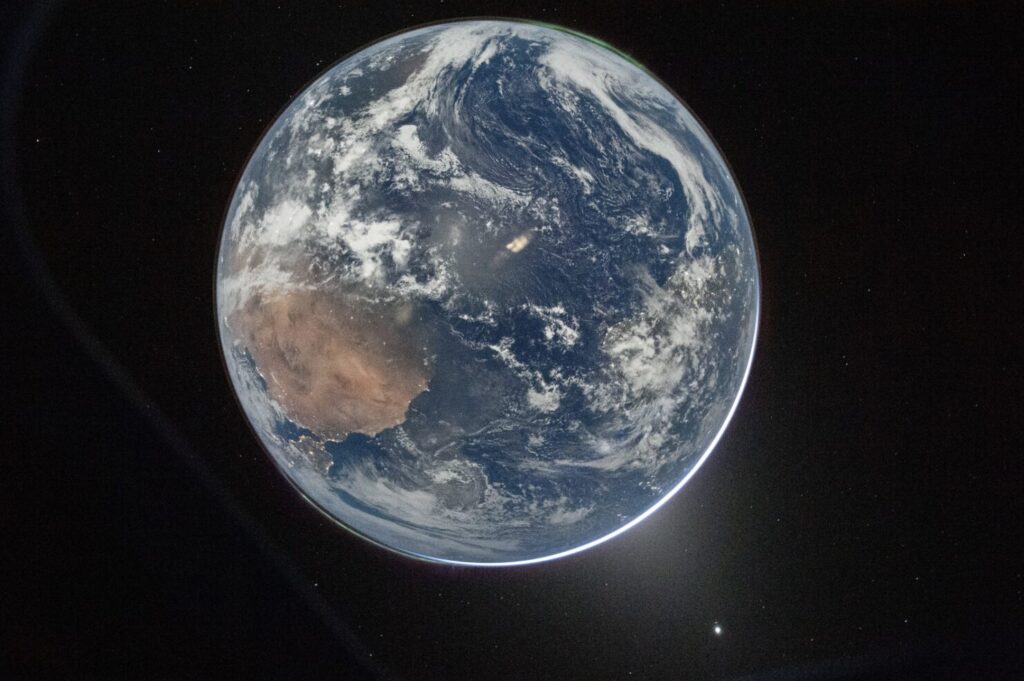 La Terre par l'équipage d'Artemis II. La Terre par l'équipage d'Artemis II.