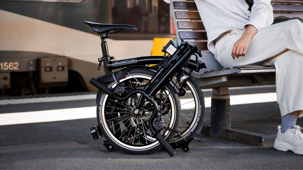 Le vélo proposé par Brompton et SNCF Voyageurs. // Source : SNCF, Brompton ; Mathieu PELLERIN Le vélo proposé par Brompton et SNCF Voyageurs. // Source : SNCF, Brompton ; Mathieu PELLERIN