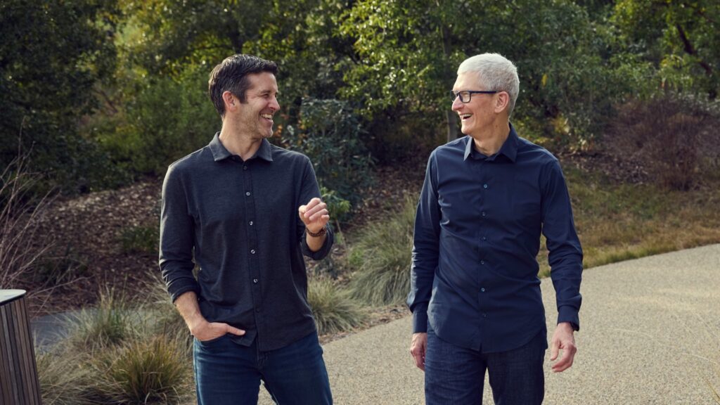 John Ternus et Tim Cook. // Source : Apple John Ternus et Tim Cook. // Source : Apple