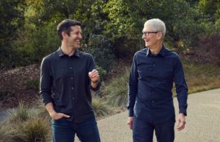 John Ternus et Tim Cook. // Source : Apple