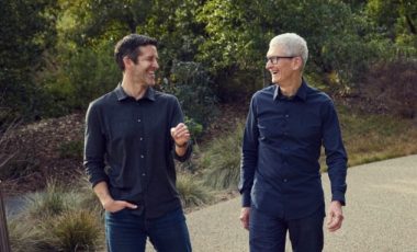 John Ternus et Tim Cook. // Source : Apple