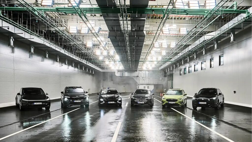 L'ADAC a mis à l'épreuve différents systèmes d'aides à la conduite dans des conditions difficiles. // Source : ADAC L'ADAC a mis à l'épreuve différents systèmes d'aides à la conduite dans des conditions difficiles. // Source : ADAC