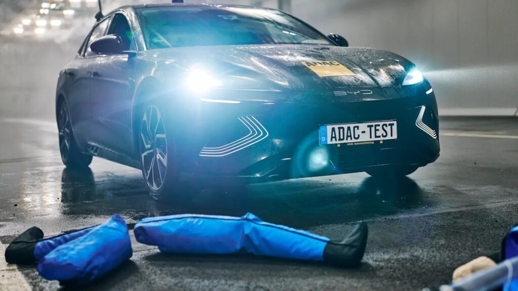 L'ADAC a mis à l'épreuve différents systèmes d'aides à la conduite dans des conditions difficiles. // Source : ADAC L'ADAC a mis à l'épreuve différents systèmes d'aides à la conduite dans des conditions difficiles. // Source : ADAC