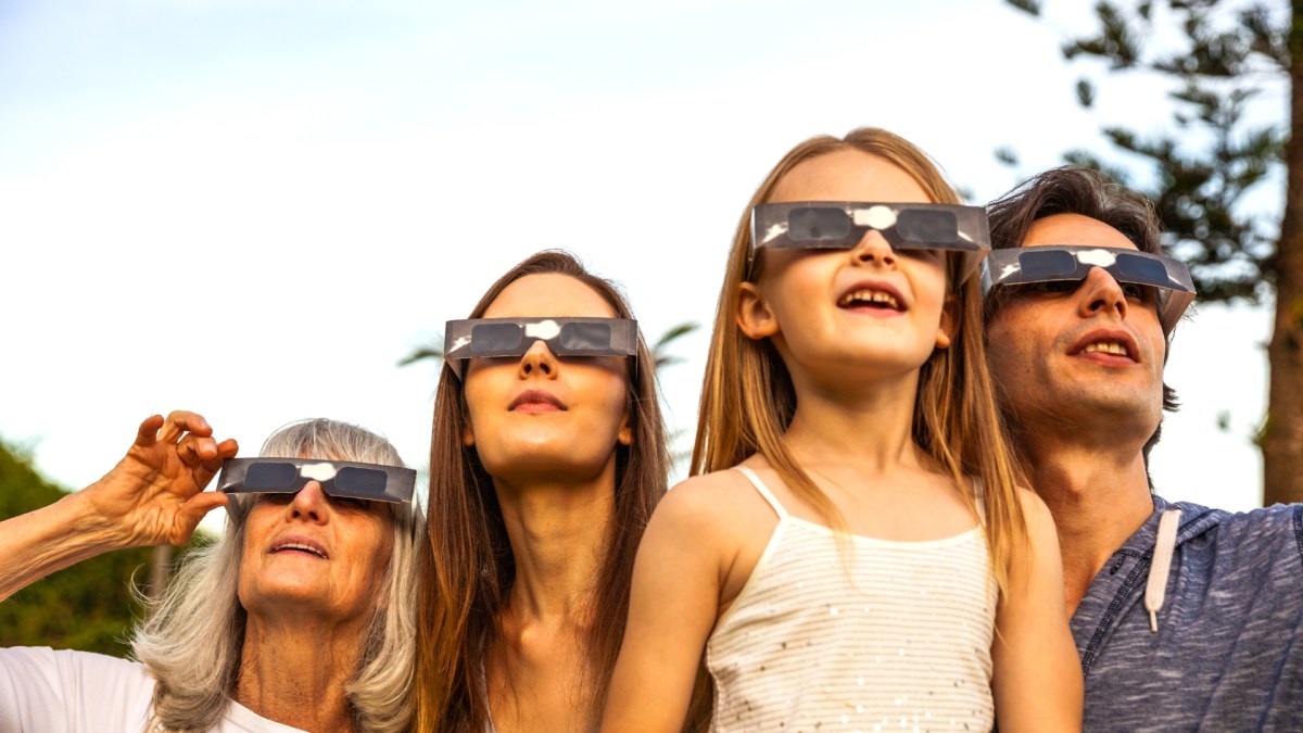 Une famille utilisant des lunettes d'éclipse // Source : LeoPatrizi, Canva