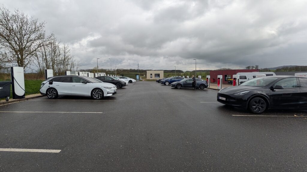 Le réseau de Superchargeurs Tesla sont fiables et appréciés des clients // Source : Raphaelle Baut pour Numerama Le réseau de Superchargeurs Tesla sont fiables et appréciés des clients // Source : Raphaelle Baut pour Numerama