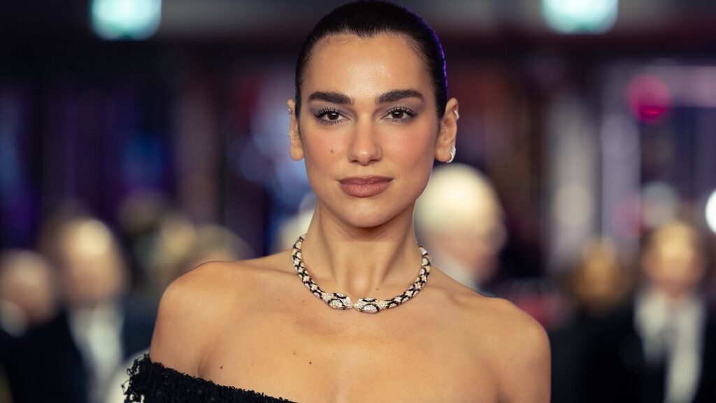 Dua Lipa au au Festival international du film de Berlin 2026 // Source : Wikimedia Commons Dua Lipa au au Festival international du film de Berlin 2026 // Source : Wikimedia Commons