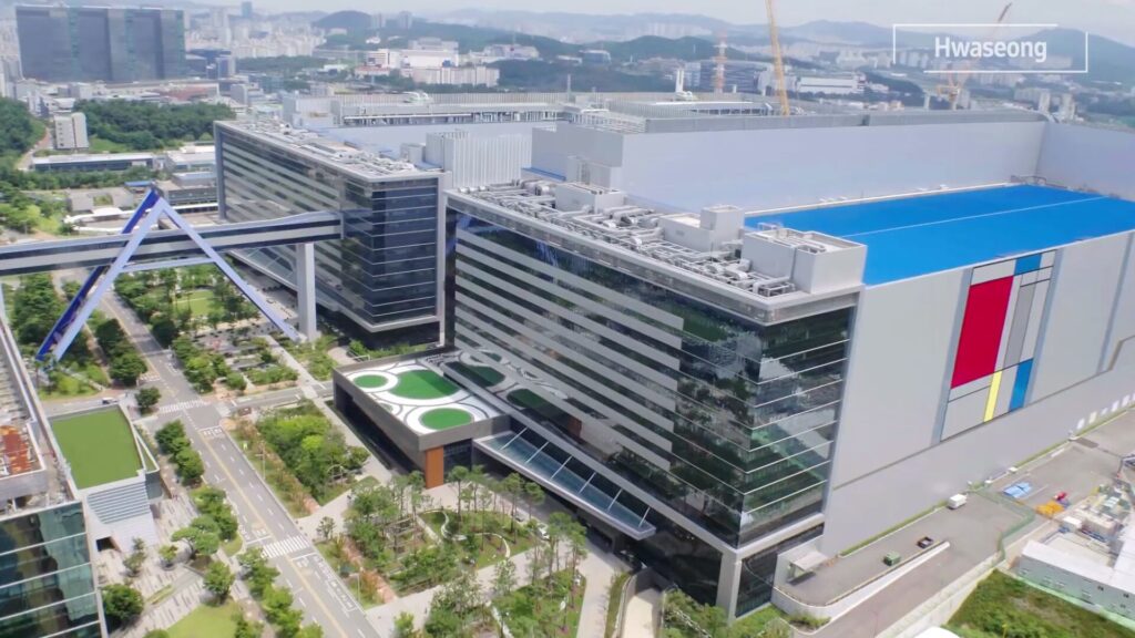Le site de production de Samsung à Hwaseong. // Source : Samsung via YouTube Le site de production de Samsung à Hwaseong. // Source : Samsung via YouTube